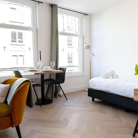 Апартаменты Cozy One Bedroom At Centrum